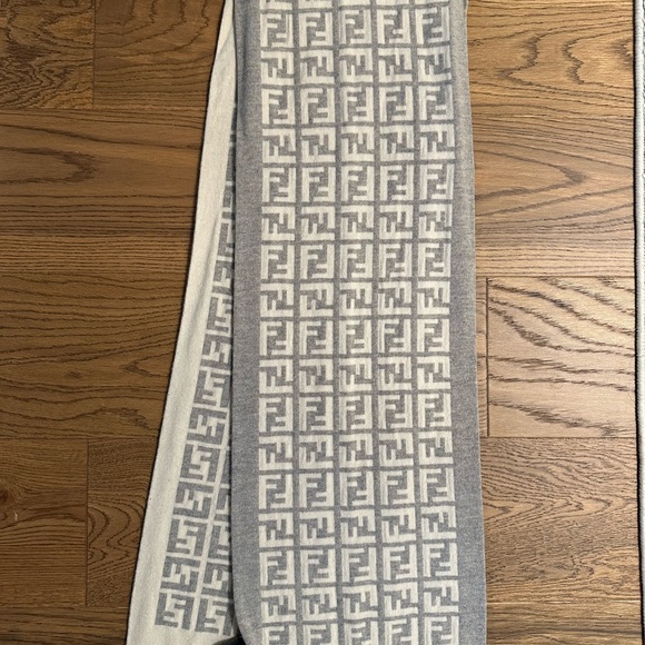 FENDI | Gray & Cream Monogram Scarf - AUTHENTIC - Picture 2 of 8